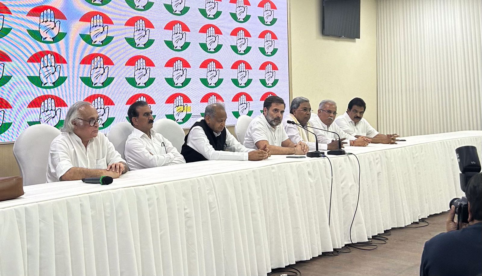 “How many of you are Dalit or OBC?” Rahul Gandhi asks a room full of journalists